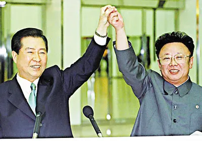 Bức ảnh lịch sử ghi lại cuộc gặp gỡ đầu tiên giữa Tổng thống Hàn Quốc Kim Dae-jung và nhà lãnh đạo CHDCND Triều Tiên Kim Jong-il năm 2000.