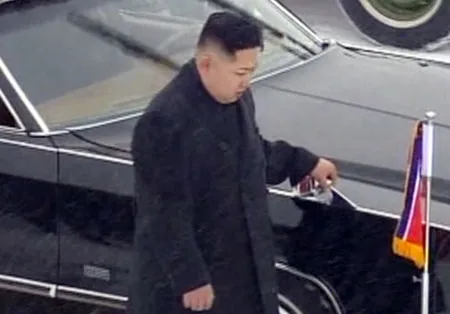 Đại tướng Kim Jong-un, con trai út của ông Kim Jong-il bên phải chiếc xe tang.
