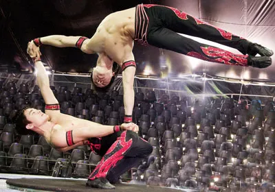 Anh em họ Giang với tiết mục Sức mạnh đôi tay.