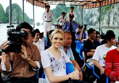 Hoa hậu thế giới người Nga (giữa) cùng các du khách thăm vịnh Hạ Long.
