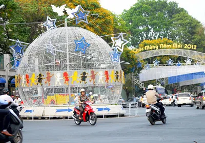 Đường Nguyễn Huệ được trang hoàng đón năm mới.