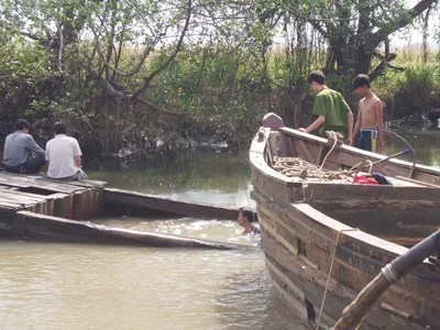 Lực lượng Cảnh sát Môi trường đang trục vớt ghe.