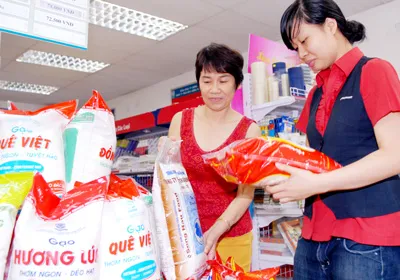 Khách hàng mua gạo bình ổn giá tại một cửa hàng của Foodcomart. Ảnh: Thanh Tâm