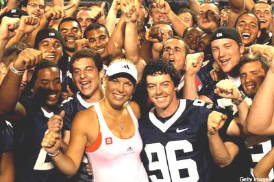 Caroline Wozniacki và Rory McIlroy trong vòng vây của CĐV hâm mộ