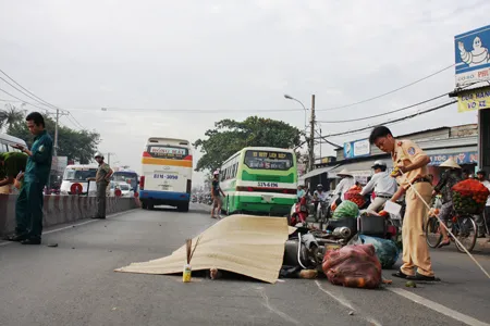 TPHCM: Một nữ sinh bị xe khách cán chết