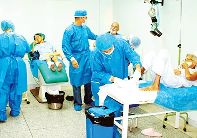 Các bác sĩ Cuba chữa trị bệnh nhân tại một bệnh viện ở Venezuela.