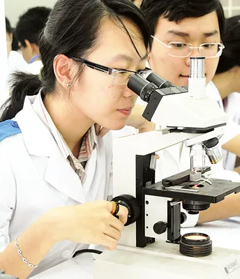 Sinh viên Đại học Y khoa Phạm Ngọc Thạch TPHCM thực hành trong phòng thực tập Sinh lý bệnh. Ảnh: Mai Hải