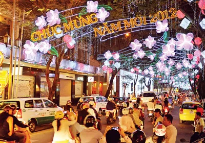 Đường Đồng Khởi (quận 1) rực rỡ đèn hoa chào đón năm mới 2012. Ảnh: Việt Dũng