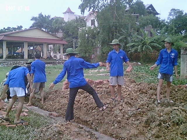 (File) Volunteer students in a community assistance campaign