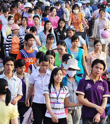 Workers leaving Tan Tao Industrial Zone in HCMC, after their shift is over. (Photo: Sggp)