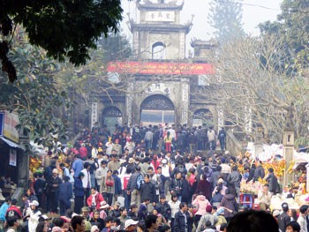 The annual Huong Pagoda Festival attracts thousands of pilgrims every year. (Photo: Sggp)