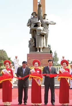 PM Nguyen Tan Dung (right) and his Cambodian counterpart Hun Sen cut the inauguration band in Dong Nai Province at the monument to the Cambodian resistance against the Khmer Rouge yesterday