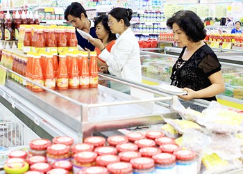 Customers at the Co-op Mart Supermarket in Cu Chi District of HCMC (Photo: SGGP)