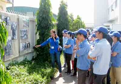 Workers of the Hoshino Company listen to a narration of past war history during their lunch break ( Photo: SGGP)