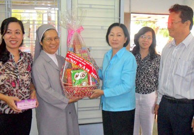 Truong Thi Anh (C), deputy chairwoman of the Ho Chi Minh City People’s Council, presents Tet gifts to Thi Nghe Charity House for Disabled Children (Photo: H. Thu)