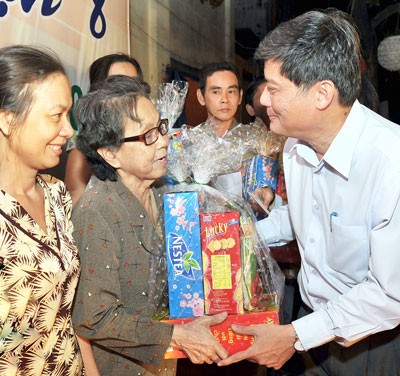 Nguyen Van Dua, Vice Secretary of the HCMC Party Committee (R) offered Tet gifts to the poor in District 8 in HCMC.