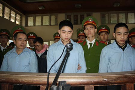 Le Van Luyen (C) behind the bar at the Bac Giang Province People’s Court on January 11, 2012