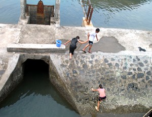 (Illustrative photo) File photo shows local residents at a reservoir in the semi-arid province of Ninh Thuan on Vietnam’s central coast. (Photo: Tuong Thuy)