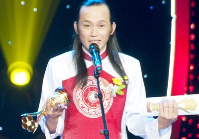 Actor Hoai Linh won the ‘Mai Vang Award’ for the sixth time as the ‘Most Popular Comedian’ and ‘Most Popular Actor’