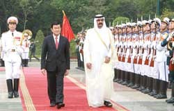 President Truong Tan Sang (L) and the Emir of the State of Qatar, Hamad Bin Khalifa Al-Thani, inspect the guard of honour in Ha Noi yesterday.
