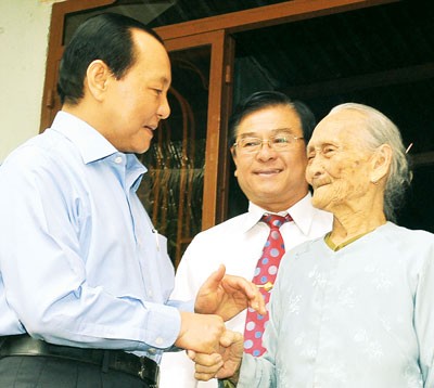 Ho Chi Minh City Party chief Le Thanh Hai (L) offers his best wishes to Vietnamese Heroic Mother Bui Thi Son. (Photo: Sggp)