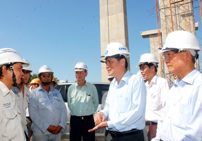 Deputy Secretary of the HCMC Party Committee Nguyen Van Dua visits the HCMC-Long Thanh-Giau Day highway project staff