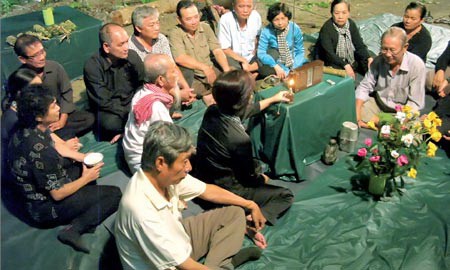 War veterans return to the jungle which served as their base in the southern province of Tay Ninh, to reminiscence old memories (Photo: SGGP)