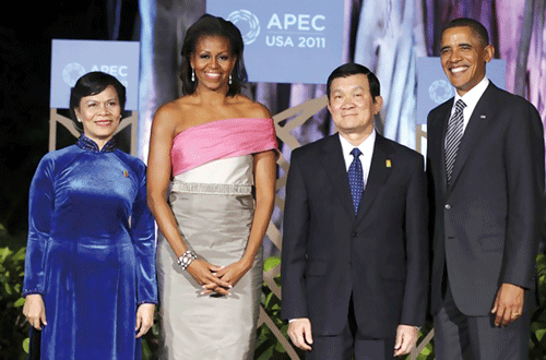 Vietnam’s President Truong Tan Sang with US President Barack Obama at the APEC 19 Summit in Honolulu, Hawaii on November 12, 2011