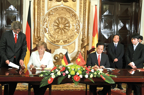 Prime Minister Nguyen Tan Dung and German Chancellor Angela Merkel sign a joint declaration for strategic partnership between the two countries