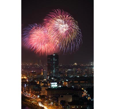 Fireworks welcome the ‘Year of the Dragon’ over Saigon River in HCMC