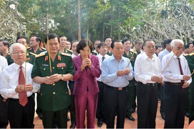 City Party Secretary Le Thanh Hai ( 3rd, L) and other leaders burnt incense to celebrate the 82nd anniversary of the Revolutionary Day of Saigon– Gia Dinh