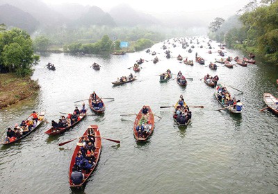 Pilgrims flock to Huong Pagoda (Photo: Sggp)