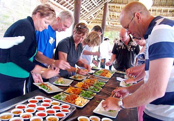 Foreign visitors learn cooking at the Tra Que vegetable village in Hoi An ancient town in Quang Nam Province. (Photo:SGGP)