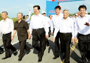 Prime Minister Nguyen Tan Dung (3rd, L) and other VIPs step on the Dam Cung Bridge in Ca Mau Province on Jan. 30, 2012 (Photo: Le Phuong)