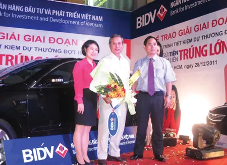 Ông Đoàn Văn Lộc nhận giải chiếc xe Toyota Camry