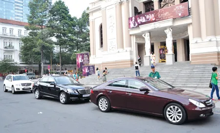 Đoàn xe Mercedes-Benz sang trọng được dùng đưa đón ca sĩ Lệ Quyên và khách mời trong đêm nhạc