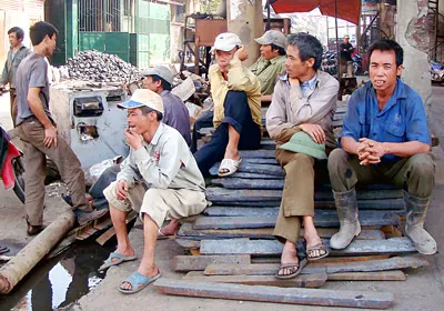 Nhiều làng nghề lụn bại