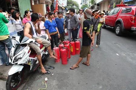 Rất nhiều bình chữa cháy được huy động để dập đám cháy kho giầy dép. Ảnh: Trần Thanh