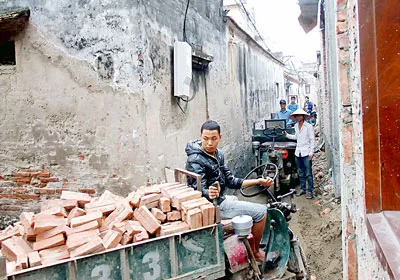 Ở làng Cự Đà, hàng trăm gia đình xây nhà mới vì có tiền đền bù đất ruộng.