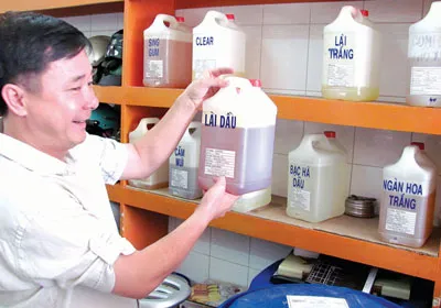 Một người bán hóa chất, phụ gia giới thiệu đủ loại hương liệu ở chợ Kim Biên (quận 5, TPHCM). Ảnh: Tg.Lâm