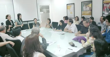 Phụ huynh họp và yêu cầu công ty phải cam kết giải quyết bằng văn bản