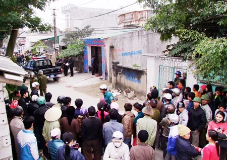 Hàng trăm người từ khắp nơi kéo về để theo dõi vụ án