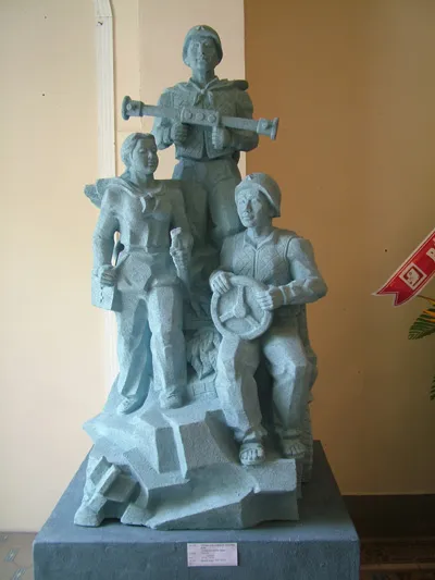 Tác phẩm "Tượng đài chiến sĩ Trường Sơn" bằng chất liệu tổng hợp của tác giả Nguyễn Sang - Kim Thanh