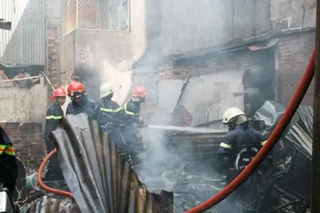 Lực lượng chữa cháy đang nỗ lực dập tắt lửa. Ảnh: N.CHÁNH
