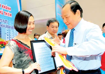 Người dân phấn khởi khi Bí thư Thành ủy TPHCM Lê Thanh Hải trao chìa khóa căn hộ tái định cư. Ảnh: KIM NGÂN