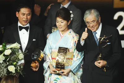 Tiền đạo Homare Sawa (giữa), HLV Norio Sasaki (trái) và Chủ tịch LĐBĐ Nhật Bản Junji Ogura tại buổi lễ trao giải.