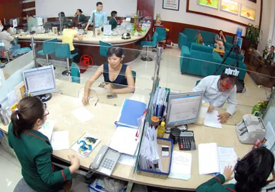 Khách hàng giao dịch tại Ngân hàng SCB. Ảnh: Thanh Tâm