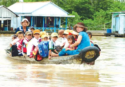 Học sinh ĐBSCL chông chênh đường đến trường.
