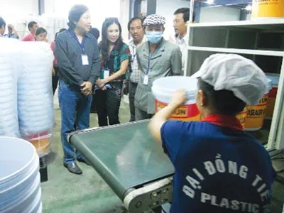 Khách tham quan Nhà máy Nhựa Đại Đồng Tiến