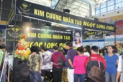Ảnh chụp tại Hội chợ Quốc tế Trang sức Việt Nam 2011: Trang sức kim cương nhân tạo được nhiều người tiêu dùng quan tâm